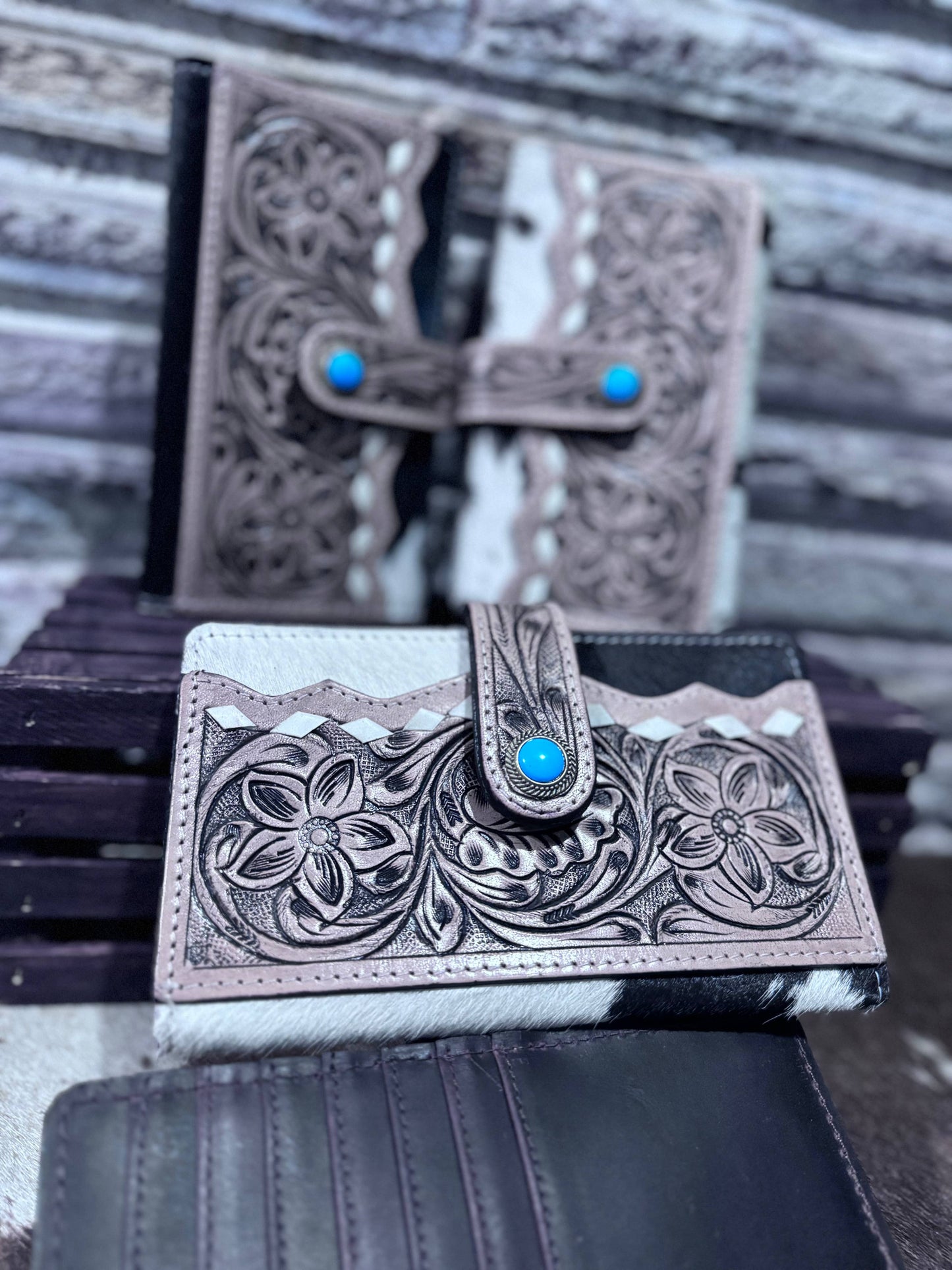 Tooled cowhide
wallet